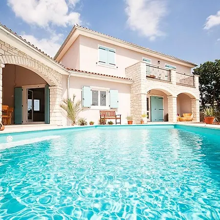 Villa Krmed ヴィラ